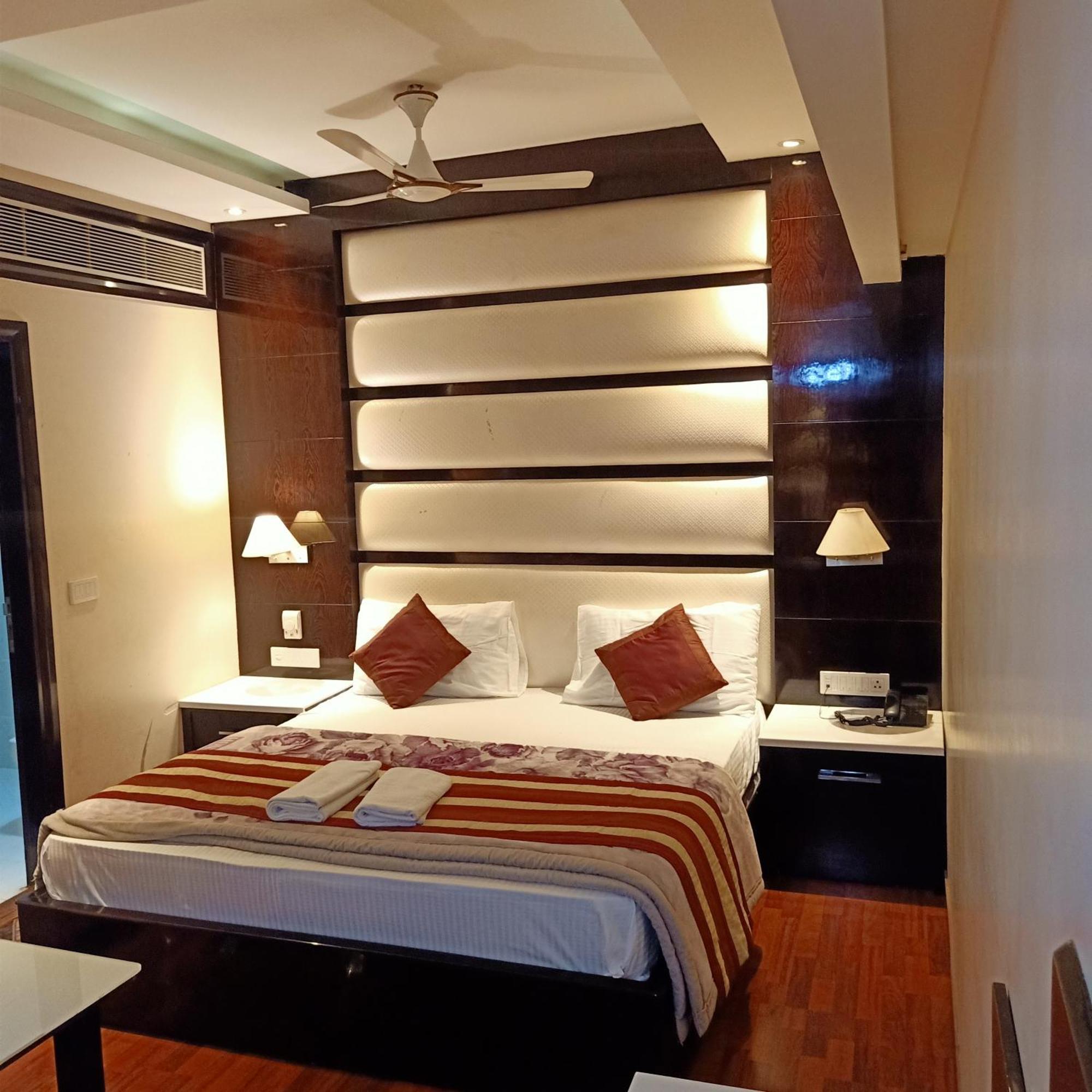 Hotel Geet Deluxe New Delhi Bagian luar foto
