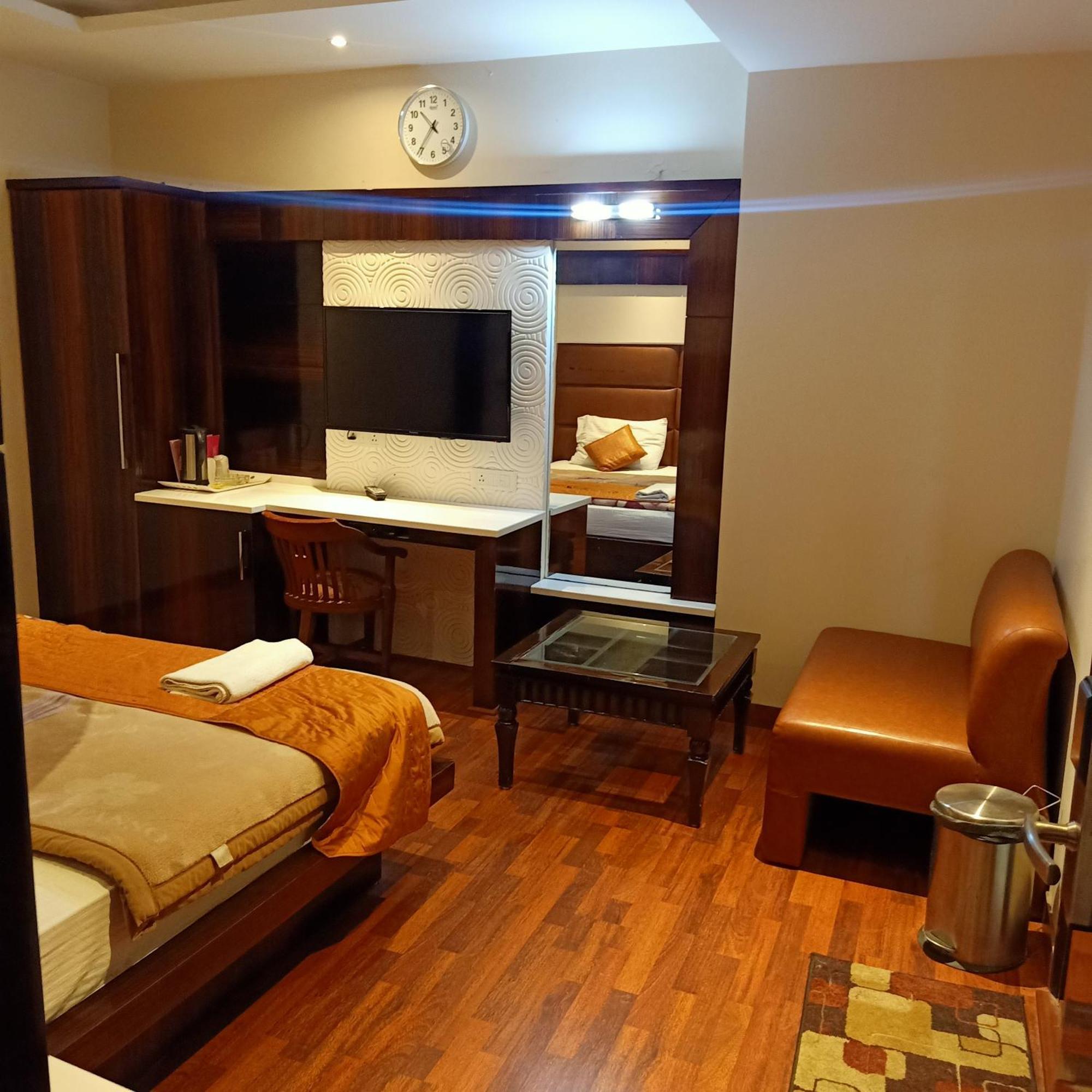 Hotel Geet Deluxe New Delhi Bagian luar foto