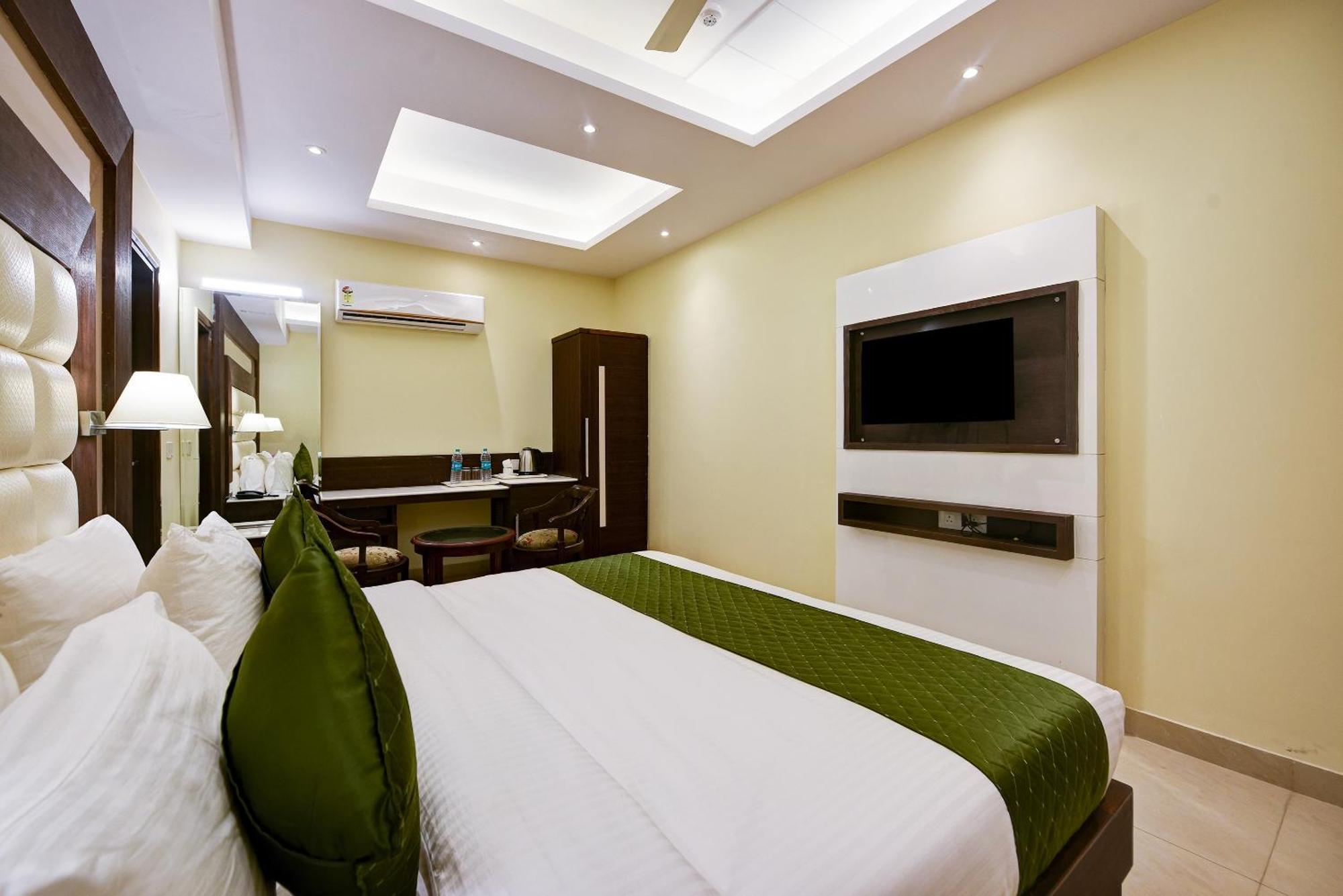 Hotel Geet Deluxe New Delhi Bagian luar foto