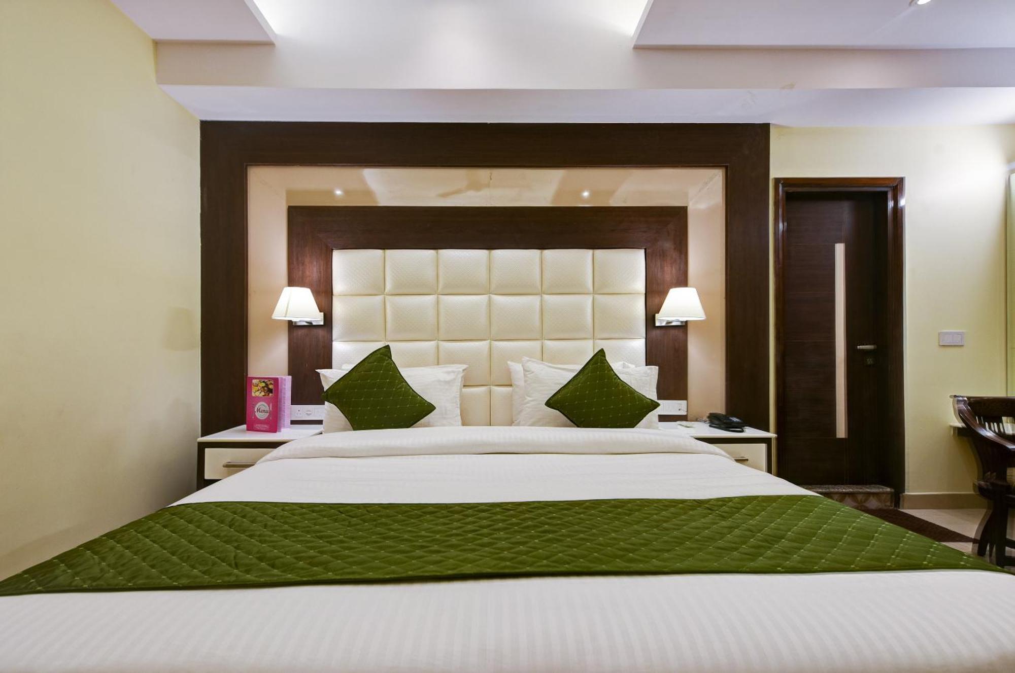 Hotel Geet Deluxe New Delhi Bagian luar foto